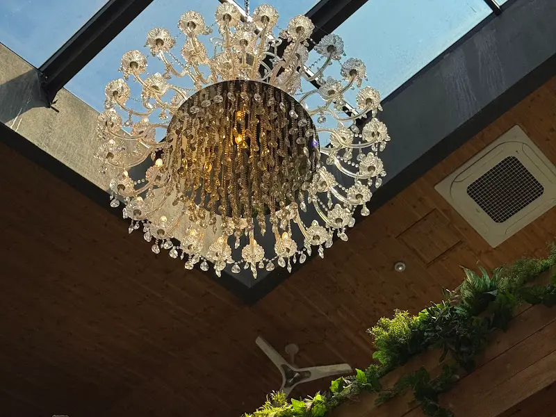 카페 내부 천장에 매달린 화려한 샹들리에
