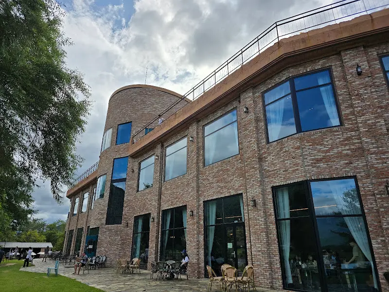 카페 외부에서 바라본 하늘 풍경