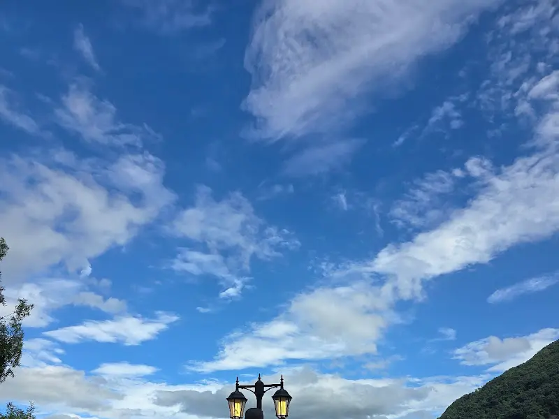 카페 외부에서 올려다본 하늘