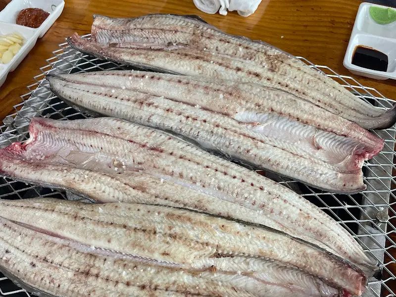 소금을 뿌려 숯불 위에서 구워지고 있는 장어