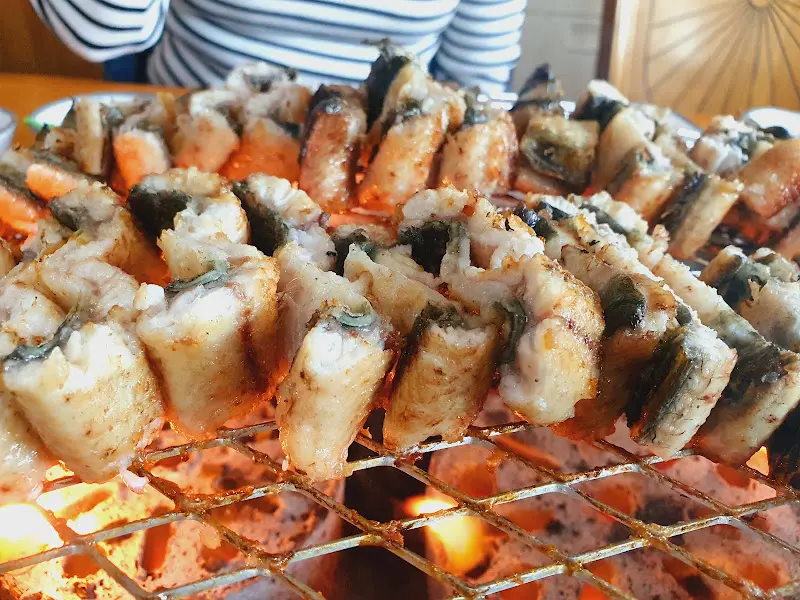 먹기 좋게 잘린 장어가 숯불 위에서 노릇하게 구워지고 있는 모습