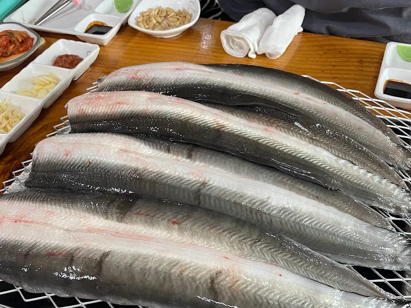 철망 위에 나란히 놓인 신선한 장어