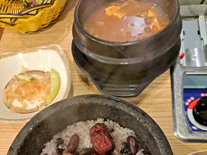 보글보글 끓는 된장찌개와 영양 돌솥밥