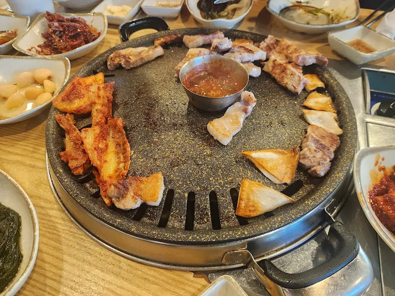 지글지글 익어가는 삼겹살