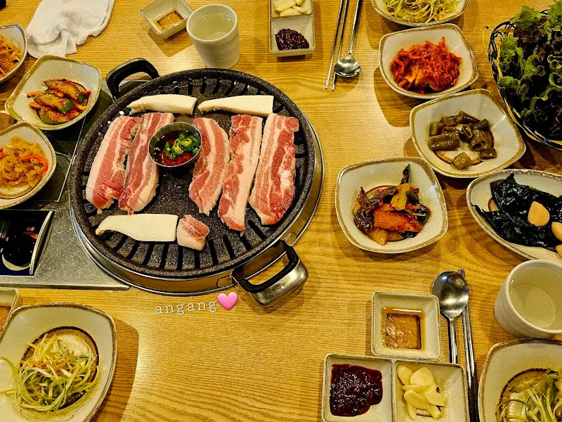 푸짐한 삼겹살 한 상 차림