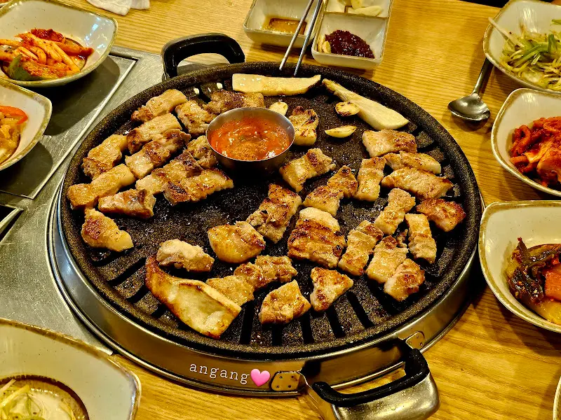 노릇노릇 구워진 삼겹살