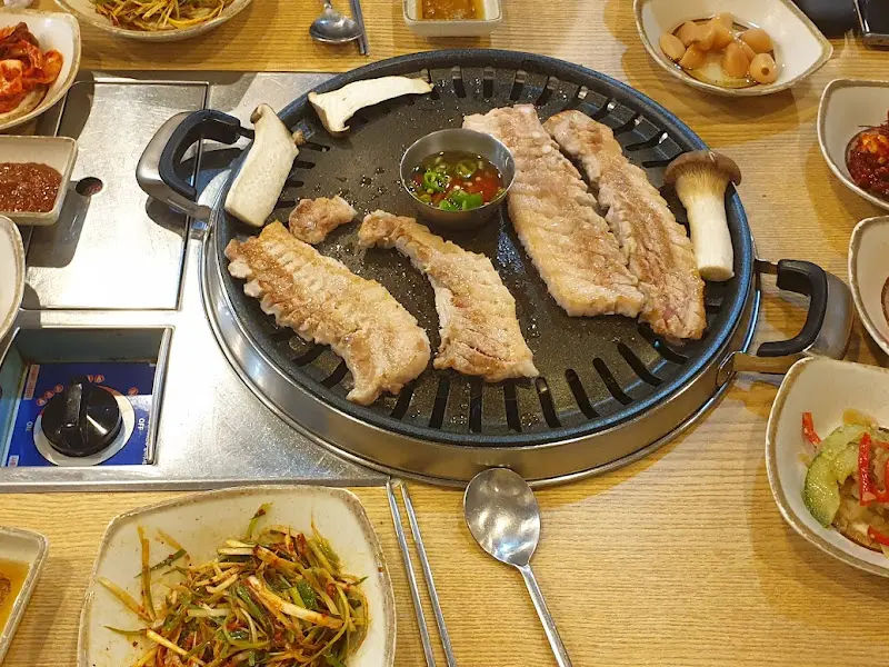 삼겹살과 곁들임 반찬들