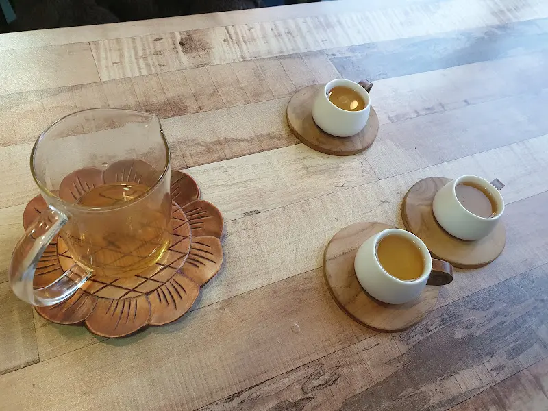 차를 마시는 모습