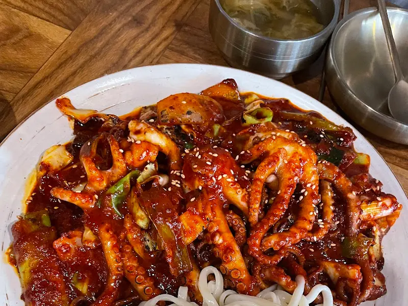 매콤한 양념이 매력적인 낙지볶음