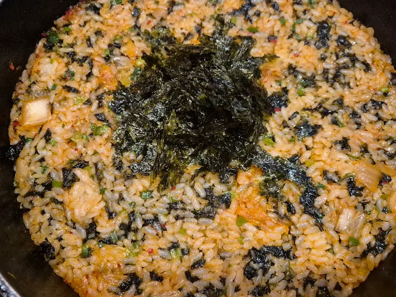 스키야키 후 마무리를 장식하는 환상적인 김치볶음밥