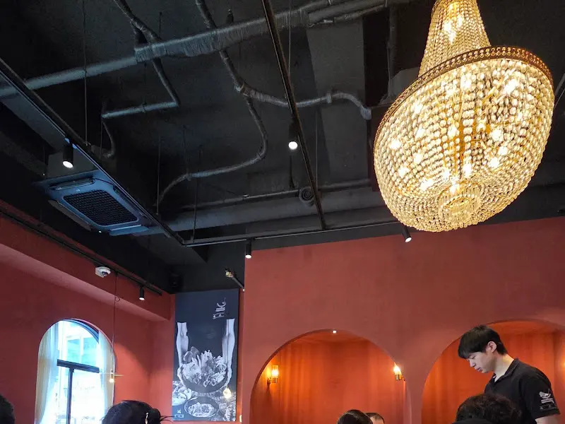 따뜻한 색감의 조명이 아늑함을 더하는 옥소반의 내부