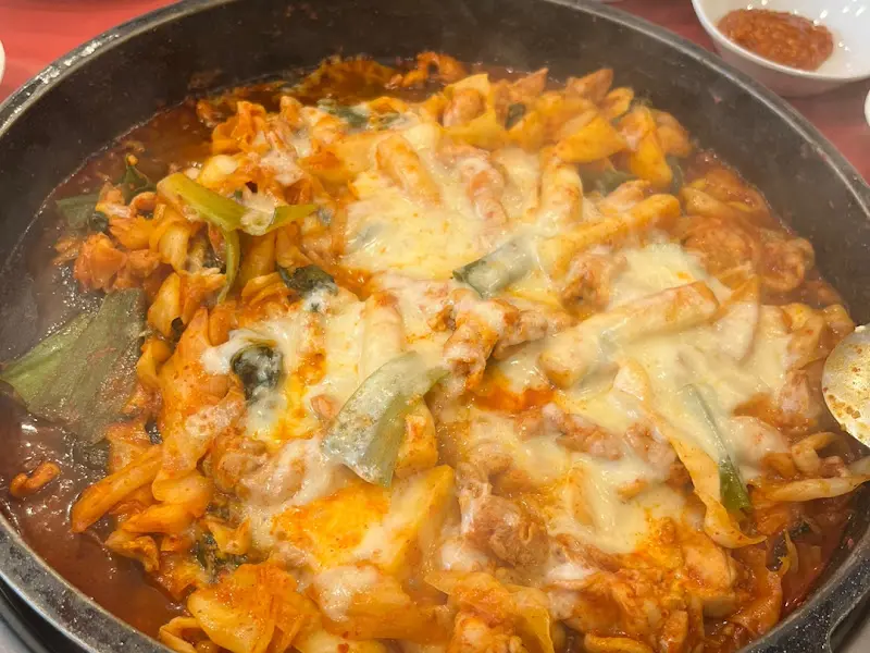 닭갈비에 치즈를 추가한 모습