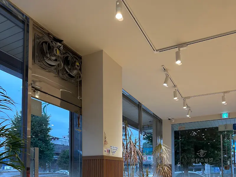 밝고 쾌적한 매장 내부