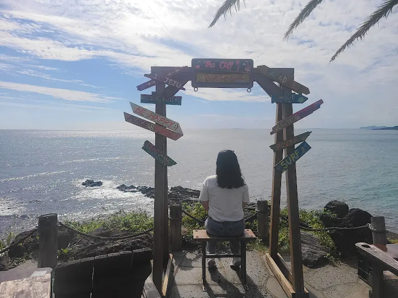 바다를 배경으로 사진을 찍을 수 있는 포토존