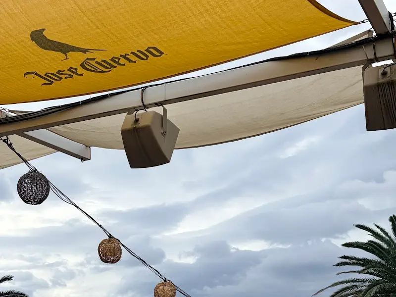 노란색 천막 아래 설치된 스피커와 조명