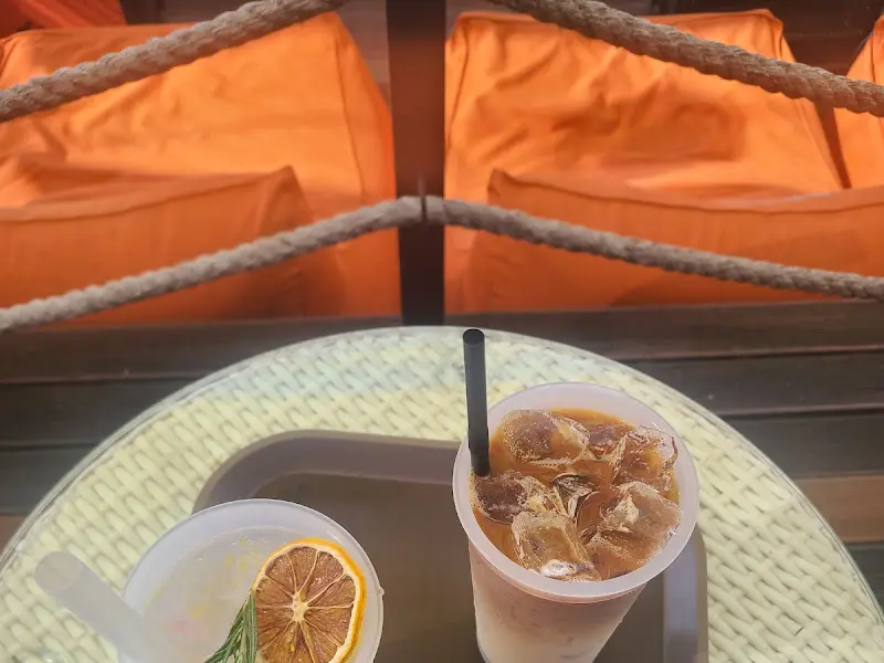 테이블 위에 놓인 음료 두 잔