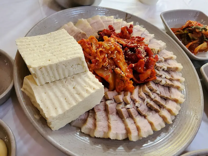 수육보쌈과 두부김치
