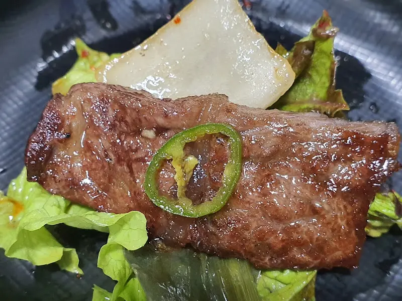 맛있게 구워진 소고기 한 점