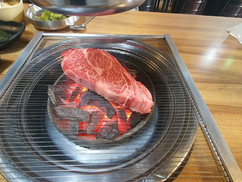 숯불에 구워지는 채끝등심