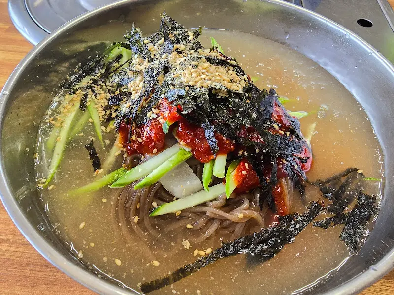 푸짐한 양을 자랑하는 메밀막국수