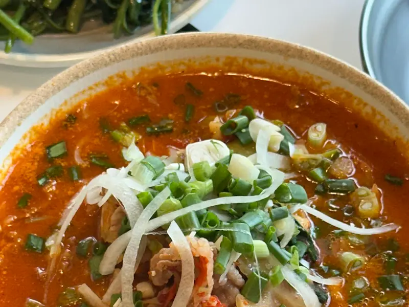 매콤한 국물이 일품인 매운 차돌 쌀국수