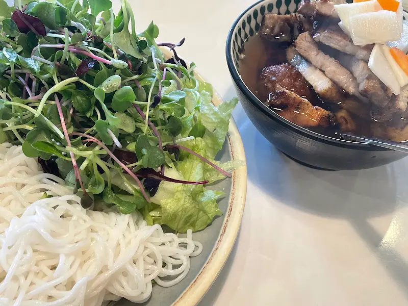 싱싱한 야채가 가득한 분짜