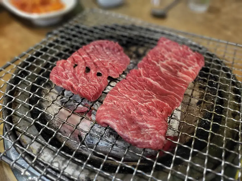 숯불에 구워지는 생갈비