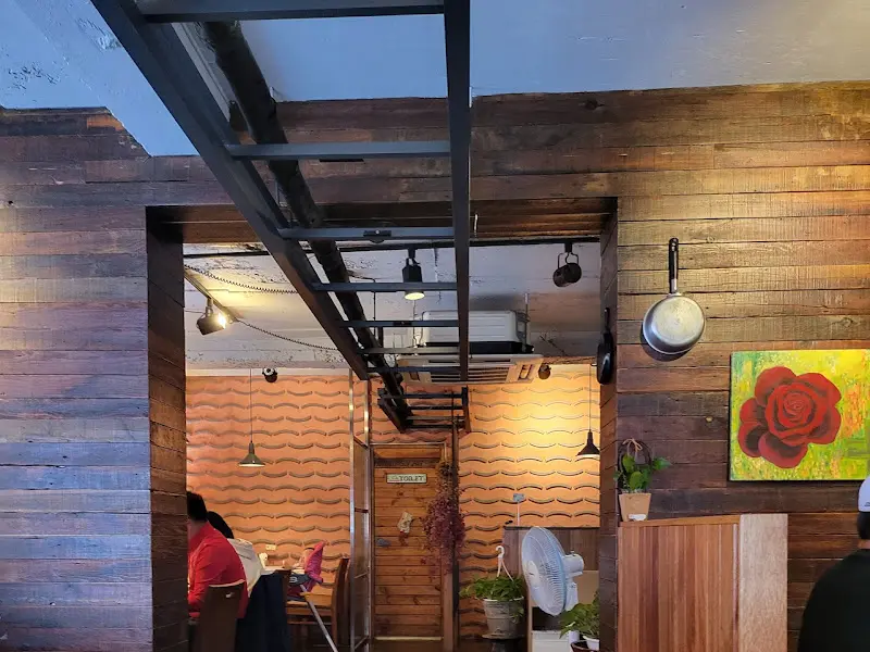 따뜻한 분위기의 레스토랑 내부