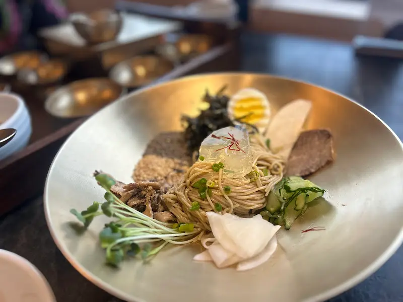 놋그릇에 담긴 정갈한 냉면의 모습