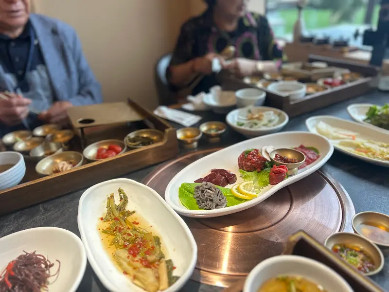 테이블에 정갈하게 놓여있는 밑반찬들의 모습