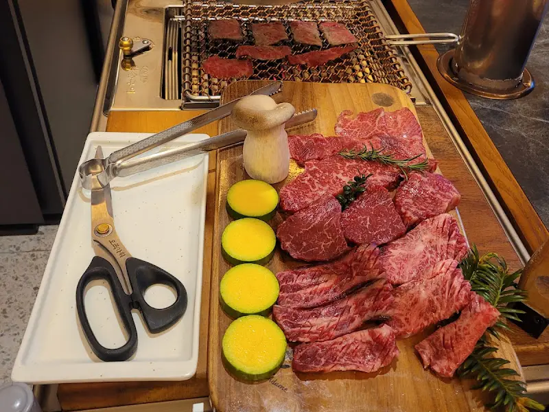 숯불 위에 구워지고 있는 흑우