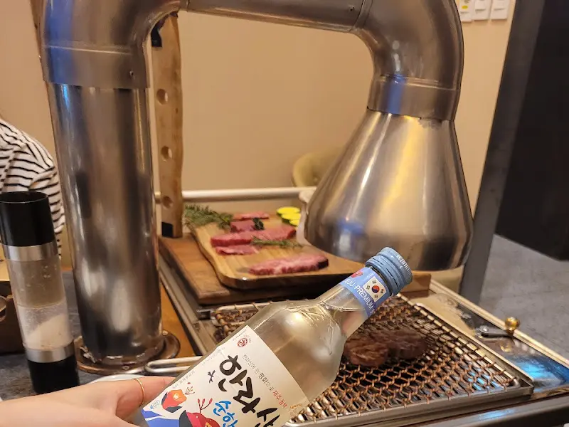 고급스러운 분위기의 레스토랑 내부