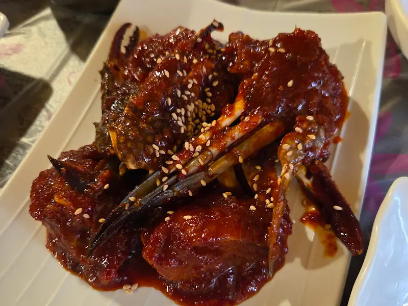 양념게장의 클로즈업. 윤기가 흐르고 깨가 뿌려져 있어 먹음직스럽다.