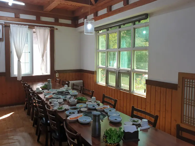 넓은 테이블이 놓인 식당 내부