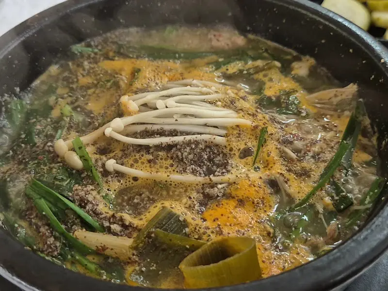 보글보글 끓고 있는 염소탕