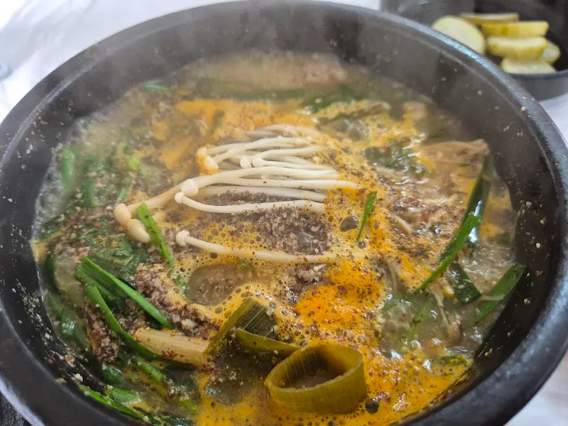 뚝배기에 담겨져 나오는 염소탕