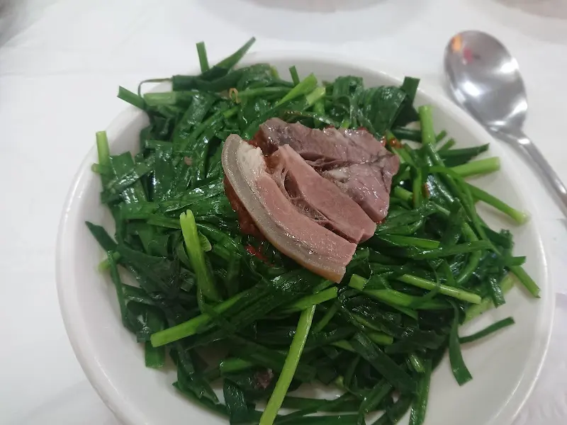 염소탕에 밥을 말아 한 입 가득