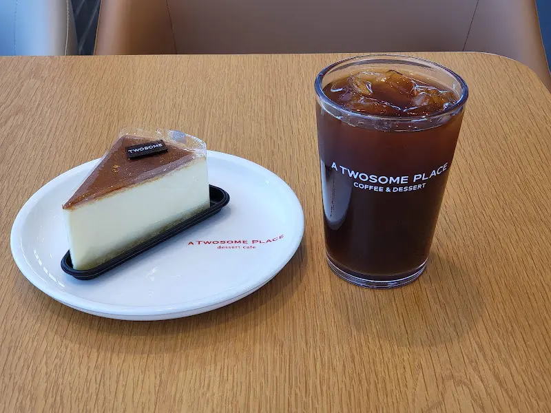 조각 케이크와 아이스 아메리카노