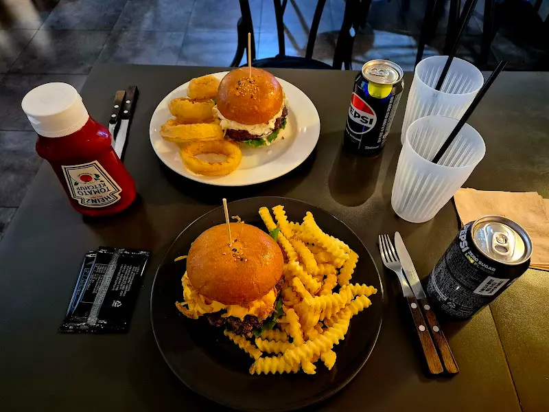 아메리칸 치즈 버거와 어니언링