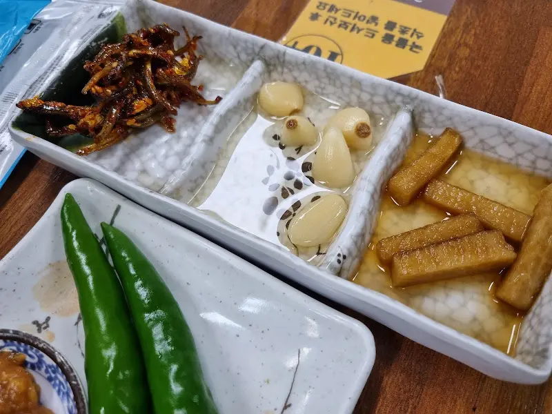 정갈하게 담겨 나온 밑반찬