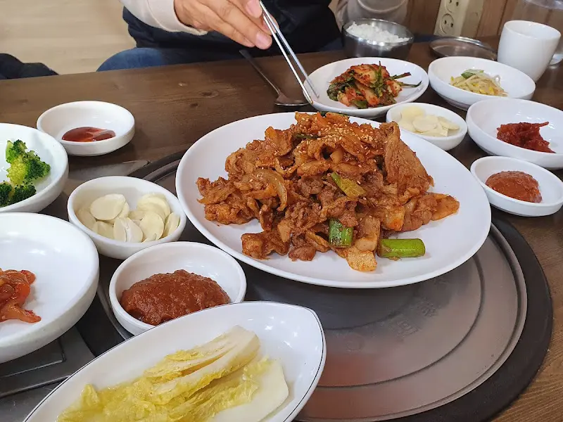 푸짐한 밑반찬과 제육볶음