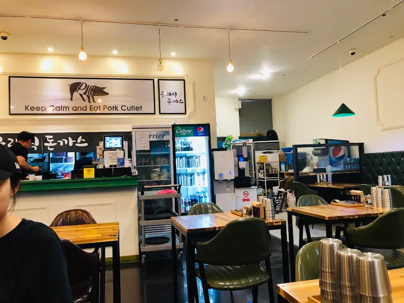 클래식돈까스 내부 인테리어