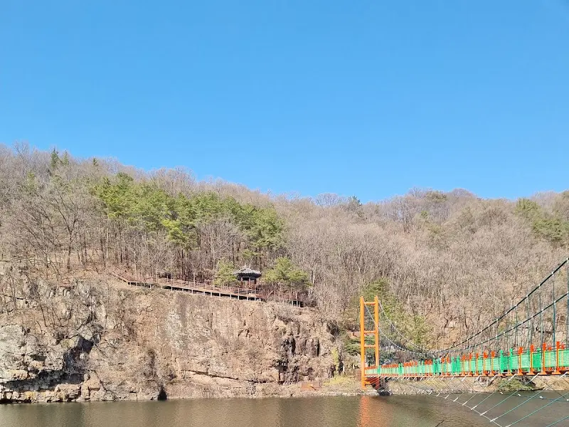 출렁다리에서 바라본 저수지 풍경