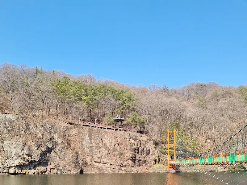 저수지와 출렁다리
