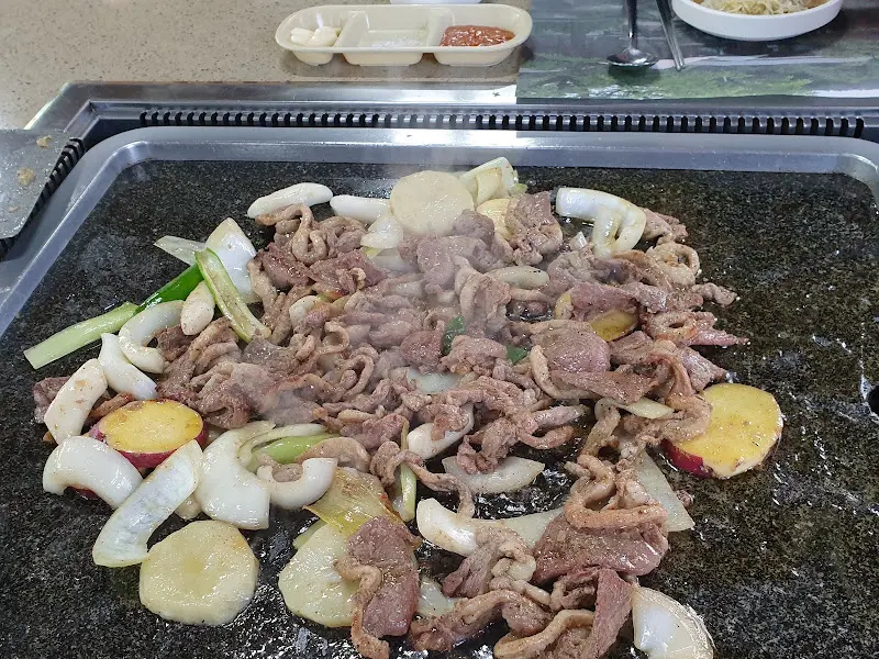 돌판에 구워지는 오리고기