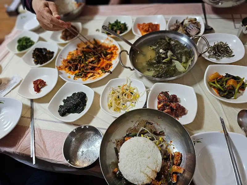 푸짐한 밑반찬과 낙지 요리 한 상 차림