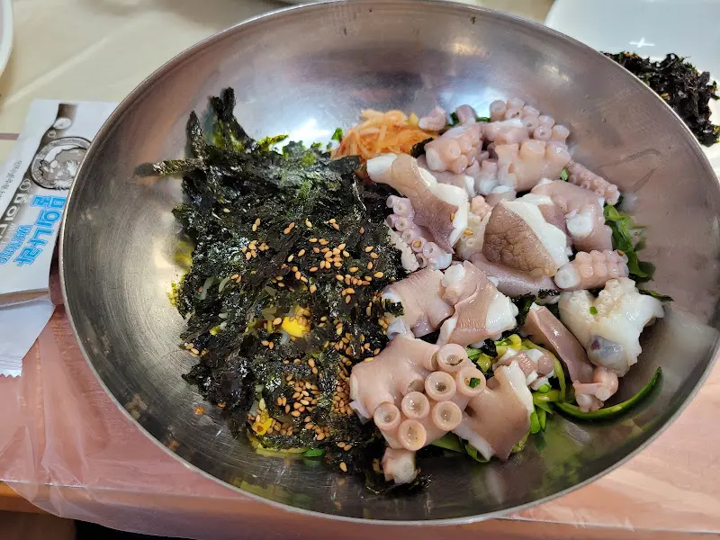 신선한 산낙지가 듬뿍 올라간 낙지비빔밥