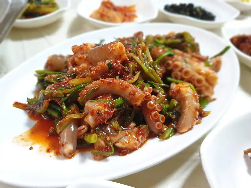 맛있게 비벼진 낙지 비빔밥