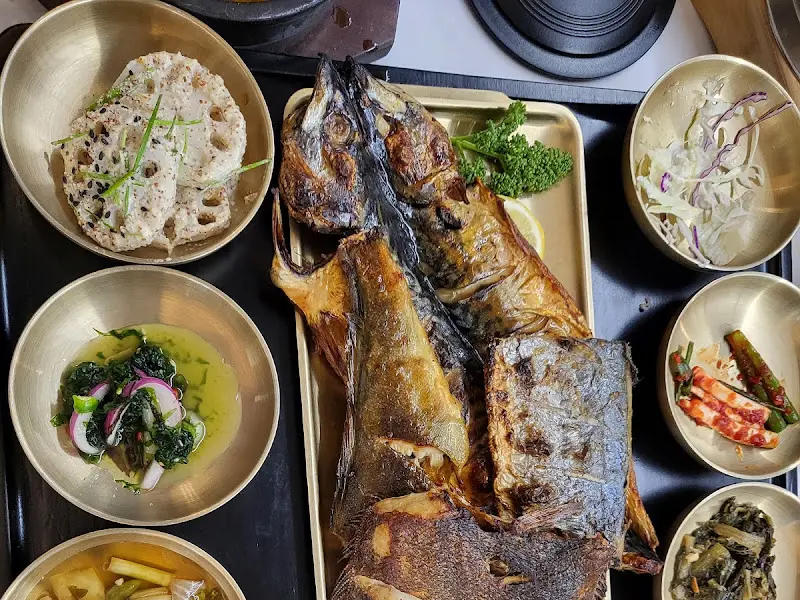 노릇하게 구워진 고등어구이