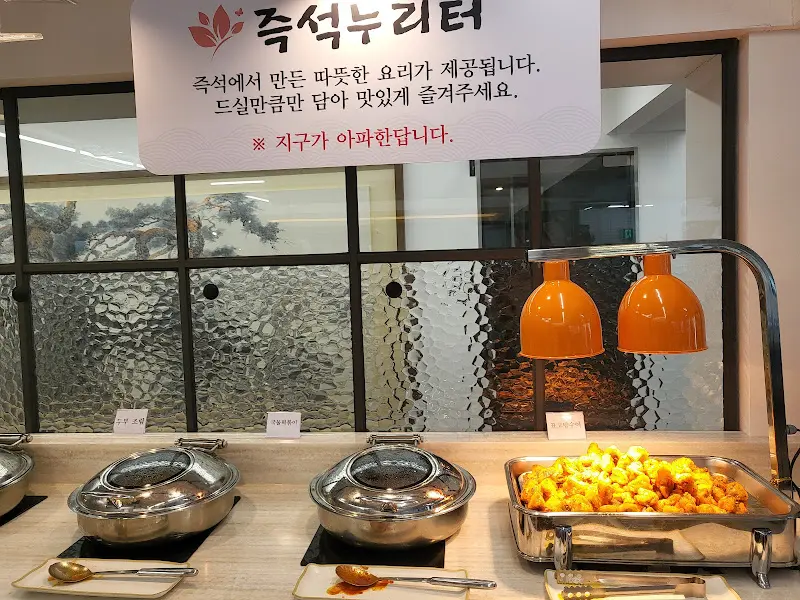 다양한 음식이 준비된 샐러드바